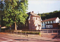 Das alte Schulgeb&auml;ude an der Hauptstra&szlig;e